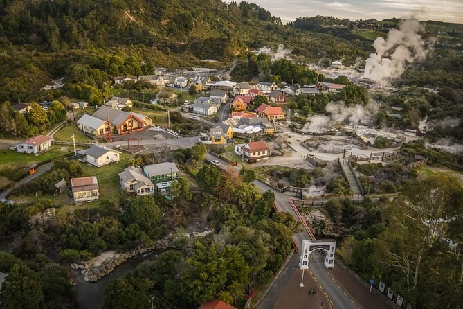Auckland: Rotorua Māori Village, Waitomo Caves & Lunch